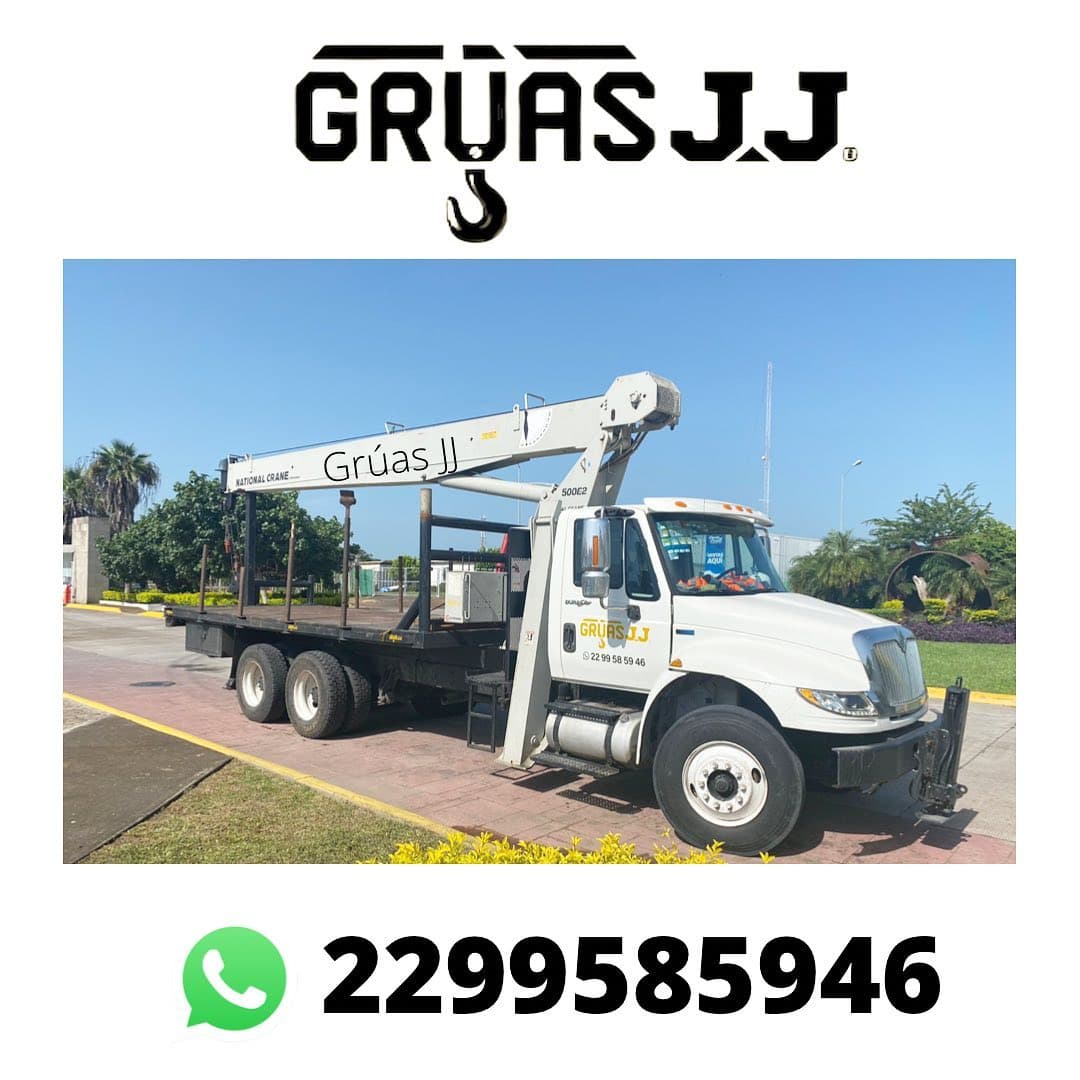 Grúa tipo boom truck de Grúas JJ estacionada