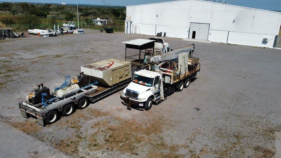 Vista aérea de equipo y plataforma