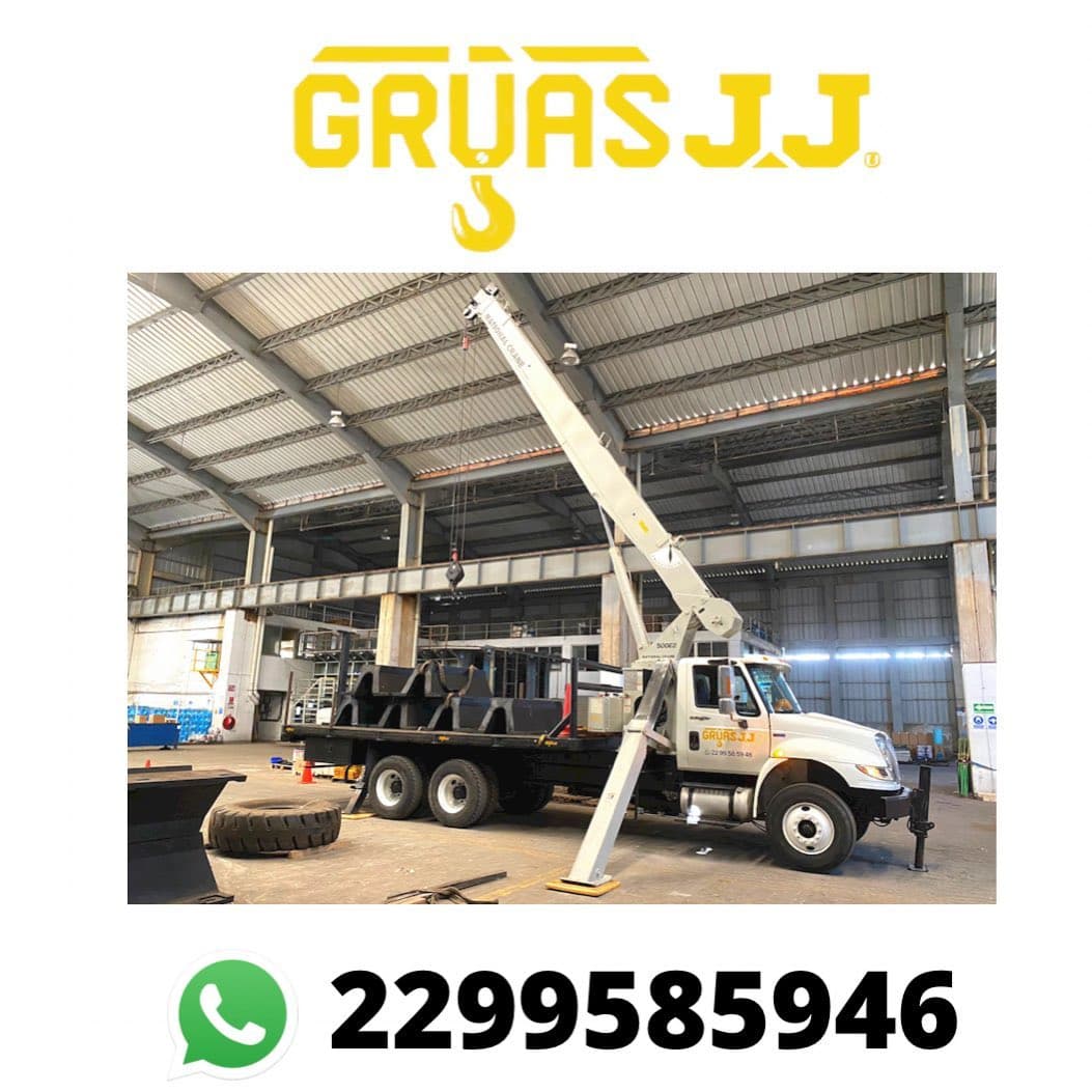 Grúa operando en nave industrial