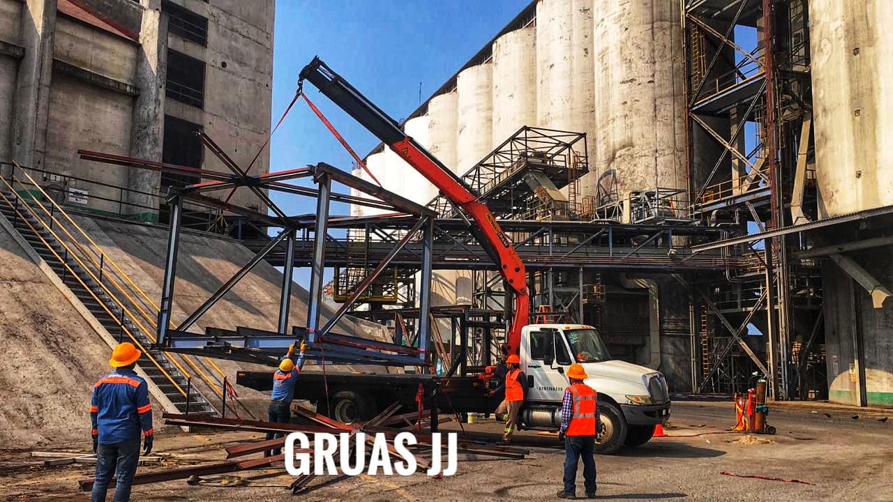 Grúa trabajando en planta cementera, Veracruz